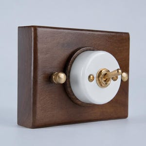 Lichtschalter aus Holz – Rechteckiger Aufputz-Kippschalter, Einsatz aus Keramik/Holz/Messing, Landhausstil