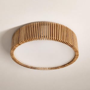 Può includere: Una plafoniera circolare a incasso caratterizzata da una cornice in listelli di legno marrone chiaro che circonda un pannello diffusore circolare bianco e piatto. I listelli di legno sono disposti verticalmente in un anello continuo.