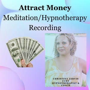 Puede incluir: Imagen que promociona "Atraer dinero, meditación/grabación de hipnoterapia". Presenta una mano sosteniendo un abanico de billetes de 100 dólares estadounidenses y una mujer con una blusa amarilla con flores. El texto incluye "Christina Jarvis, CCHT, Hipnoterapeuta y Coach."