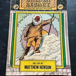 Puede incluir: Una revista Golden Legacy Illustrated History Magazine vintage, Vol. 5, con "La vida de Matthew Henson". La portada muestra a Henson con una parka forrada de piel en un paisaje nevado. La revista tiene un borde amarillo, verde y negro.