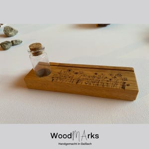 Kartenaufsteller / Kartenhalter / Fotohalter aus Eiche mit Väschen und Blumenwiesen-Gravur –Geschenk / Mitbringsel für Hochzeit / Geburtstag