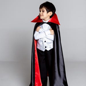 Augesak Vampire Cape Halloween Bambino Con Colletto,Mantello Vampiro Bambini-Nero E Rosso Double Sided,Costumi Vampiro Per Bambino,per Halloween - Foto 4