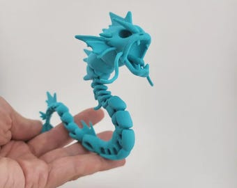 Figura estilizada de esqueleto de Gyarados, arte de fan de Pokémon