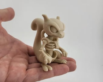 Figura estilizada de esqueleto de Mewtwo (fan art de Pokémon)
