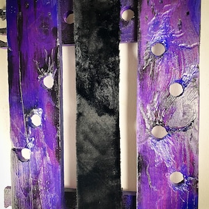 Wandflaschenhalter aus recyceltem Holz | 7 Flaschen | Lila Design mit schwarzem Fell | Handgefertigte Wandkunst-Skulptur