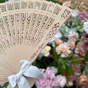 Leques de casamento personalizados: lembrancinhas rústicas de madeira