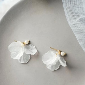 Bruidsbloemoorbellen | Bloemenoorbellen | Trouwoorbellen | Bruidssieraden | Bruid | Bruidsoorbellen | Witte bloemoorbellen| Cadeau