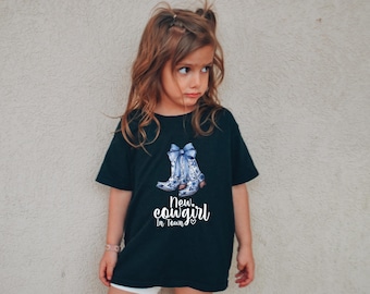新しいカウガールが街にやってきたキッズシャツ、コケットウエスタンブーツリボンTシャツガール、かわいいカントリー幼児シャツ、カウガールギフトガール、ウエスタンキッズ衣装
