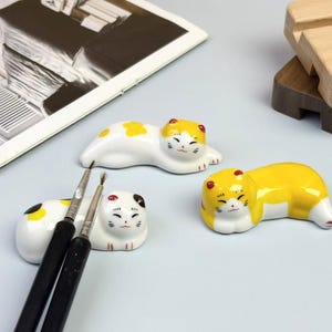 Handmade Ceramic Cat Pen Holder, Adorable Ceramic Watercolor Calligraphy Pen Holder Desktop Companion Watercolor Accessory Artist Gifts