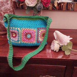 Türkisblaue Häkeltasche, Granny Squares, bunte Tasche, Umhängetasche, Geschenk für Sie, gutes Fassungsvermögen, handgefertigt