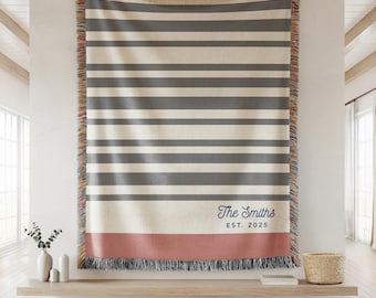 Couverture avec nom de famille côtier personnalisé, jeté tissé à rayures, décoration d'intérieur personnalisée maison de plage côtière