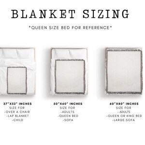 以下が含まれることがあります： ブランケットのサイズオプションを示す画像。「BLANKET SIZING」と「*QUEEN SIZE BED FOR REFERENCE*」の文字。3つのブランケットサイズが表示されています。椅子または子供用94cm x 132cm、大人またはクイーンベッド用127cm x 152cm、大人またはクイーン/キングベッド用152cm x 203cm。