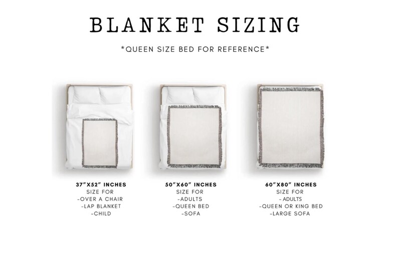 以下が含まれることがあります： ブランケットのサイズオプションを示す画像。「BLANKET SIZING」と「*QUEEN SIZE BED FOR REFERENCE*」の文字。3つのブランケットサイズが表示されています。椅子または子供用94cm x 132cm、大人またはクイーンベッド用127cm x 152cm、大人またはクイーン/キングベッド用152cm x 203cm。