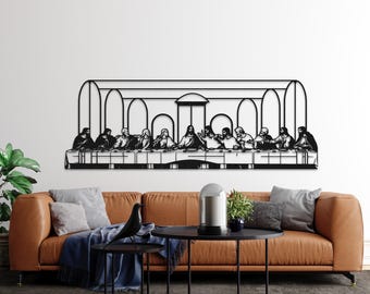 Puede incluir: Arte de pared de metal negro que representa La Última Cena, con 13 figuras sentadas a una mesa. El arte está enmarcado con arcos y se muestra en una pared blanca sobre un sofá de cuero marrón.