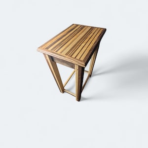 Op maat gemaakte bijzettafel walnoot en esdoorn: hardhouten bijzettafel