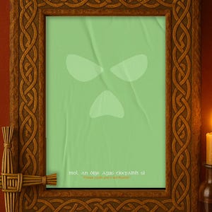 Peut inclure: Une impression encadr&eacute;e avec un fond vert et un motif de visage blanc. Le cadre marron pr&eacute;sente des n&oelig;uds celtiques. Le texte en bas dit "mol an &oacute;ige agus tiocfaidh si" et "Praise youth and it will flourish".