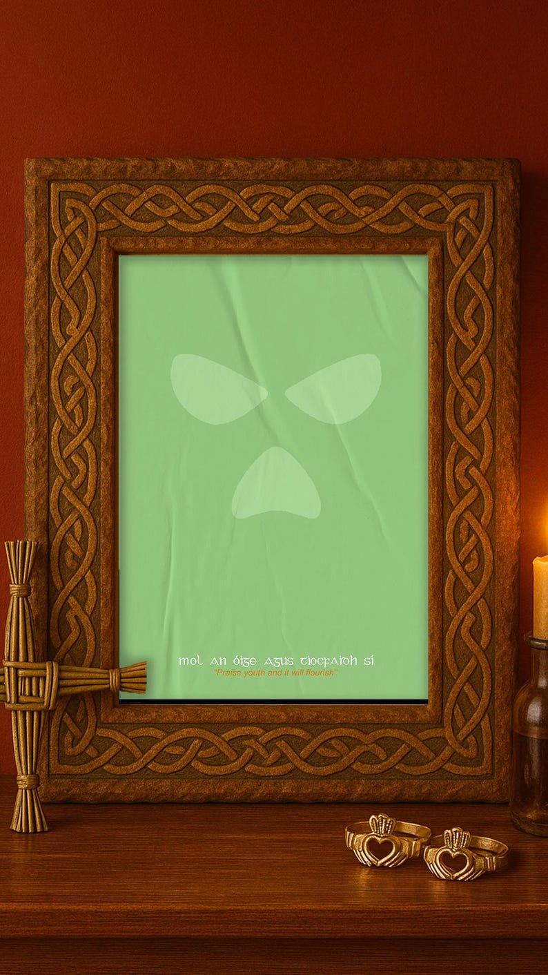 Peut inclure: Une impression encadr&eacute;e avec un fond vert et un motif de visage blanc. Le cadre marron pr&eacute;sente des n&oelig;uds celtiques. Le texte en bas dit "mol an &oacute;ige agus tiocfaidh si" et "Praise youth and it will flourish".