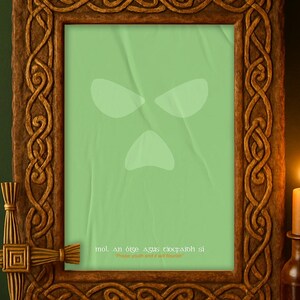 Peut inclure: Un cadre en bois marron orn&eacute; de motifs celtiques entoure une impression avec un fond vert et un visage fantomatique. Une petite croix et deux objets dor&eacute;s en forme de c&oelig;ur sont devant le cadre.