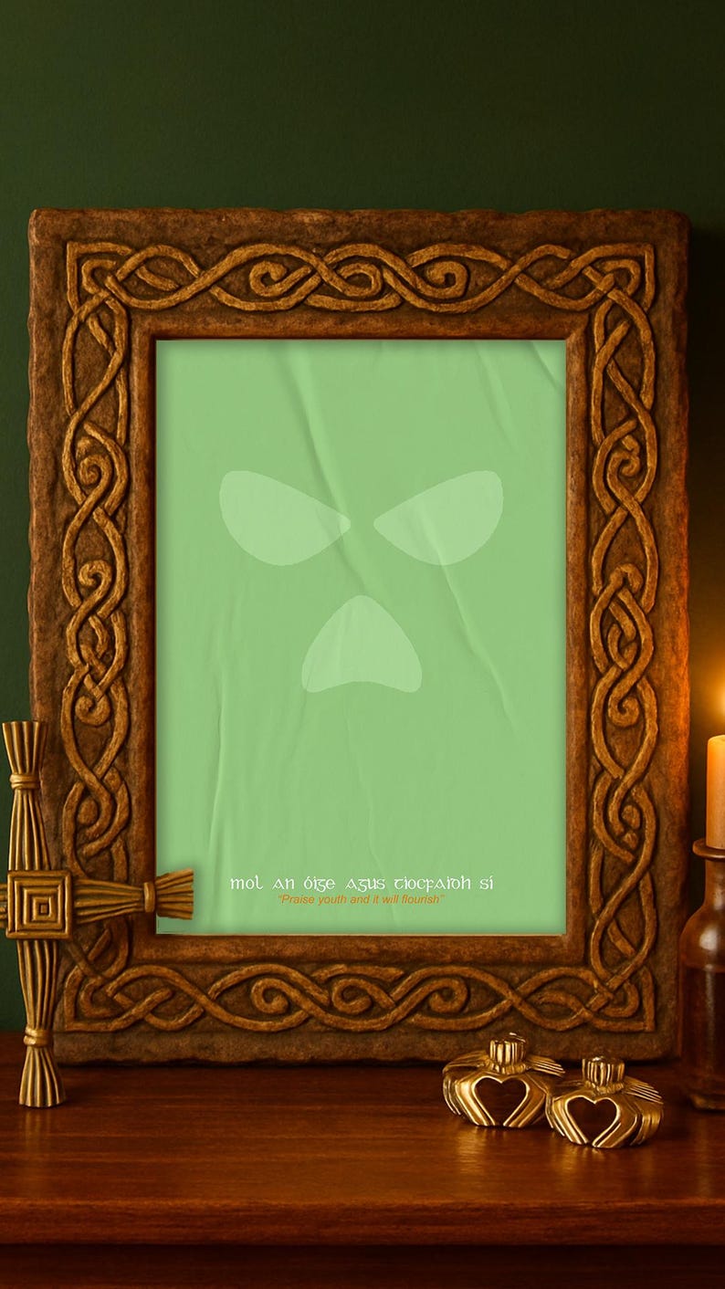 Peut inclure: Un cadre en bois marron orn&eacute; de motifs celtiques entoure une impression avec un fond vert et un visage fantomatique. Une petite croix et deux objets dor&eacute;s en forme de c&oelig;ur sont devant le cadre.