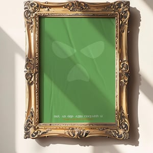 Peut inclure: Une &oelig;uvre d'art encadr&eacute;e avec un cadre dor&eacute; orn&eacute;. L'&oelig;uvre pr&eacute;sente un fond vert avec un motif de visage fantomatique. Le texte en bas se lit "mol an &oacute;ige agus tiocfaidh si".