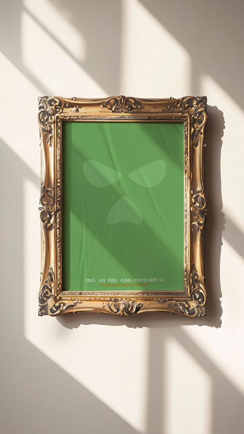 Peut inclure: Une &oelig;uvre d'art encadr&eacute;e avec un cadre dor&eacute; orn&eacute;. L'&oelig;uvre pr&eacute;sente un fond vert avec un motif de visage fantomatique. Le texte en bas se lit "mol an &oacute;ige agus tiocfaidh si".