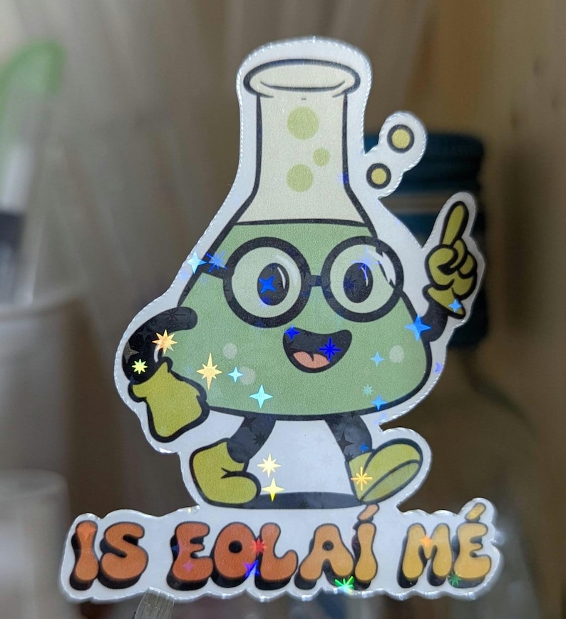 a bubbly beaker scientist character wearing glasses while holding up an index finger as if to say eureka! he is smiling, very cute.