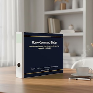 以下が含まれることがあります： Home Command Binderと書かれたダークブルーの表紙を持つ白いバインダー。Life admin: cleaning resets, chore charts, renovation planning, garage sale & holiday prep, 42 pages, 6 kits in one, A4 + US Letter, Instant downloadというテキストが記載されています。