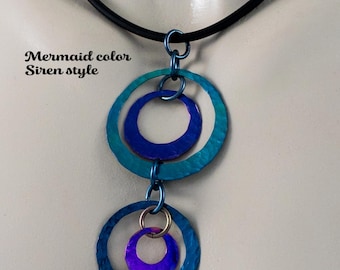 Colgante de círculos de niobio, hipoalergénico y martillado a mano. Disponible en varios colores. Hecho a medida.