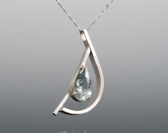 Colgante de aguamarina contemporáneo en plata de ley, diseño único elaborado en estudio.