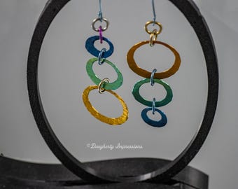 Pendientes colgantes con círculos de niobio, hipoalergénicos y martillados a mano. Disponibles en varios colores. Hechos a medida.