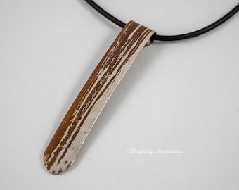 Collar minimalista con colgante de barra Mokume Gane hecho a mano: joyería de metal con veta de madera, original