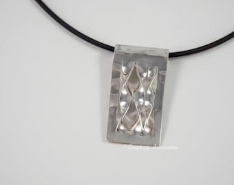 Colgante rectangular de plata "Twisted" hecho a mano, unisex
