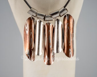 Collar con colgante Mokume Gane: joyería convertible de cobre y plata