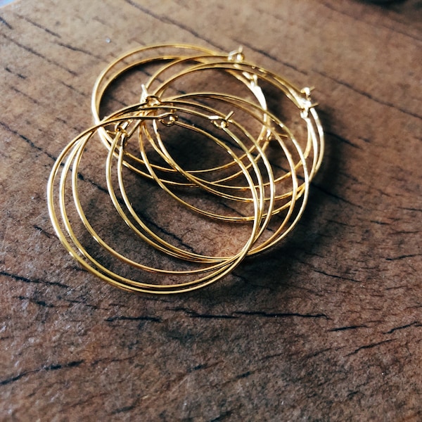 Boucles d'oreilles créoles finition dorée moyenne | 30 mm | vente en gros en vrac | 100 pièces 50 paires | DIY plaqué or | accessoires pour boucles d'oreilles pour la fabrication de bijoux |
