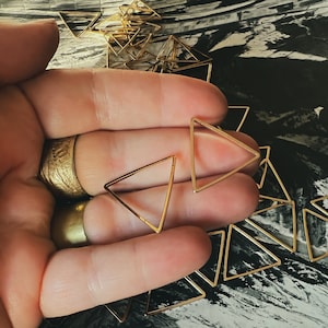 links de triângulo dourado | anéis de ligação de conector triangular dourado | acabamento banhado a ouro 23mm x 21mm | 25 peças | Portland Oregon Estash