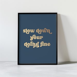 Stampa artistica da parete &quot;Rallenta il tuo comportamento&quot; in oro blu navy / Stampa artistica con citazione edificante, poster con testo di Billy Joel, stampa con citazione affermativa, poster musicale anni &#39;70