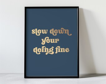 Arte mural "Slow Down Your Doing Fine" en azul marino dorado / Impresión artística con cita inspiradora, póster con la letra de Billy Joel, impresión con cita afirmativa, póster musical de los 70