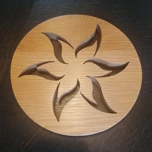 Untersetzer aus Eichenholz in Blütenblattform für einen schönen Tisch im Landhausstil