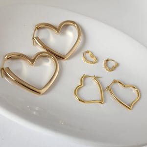 Créoles en or massif 18 carats en forme de coeur, boucles d'oreilles délicates, boucles d'oreilles minimalistes, cadeaux pour elle