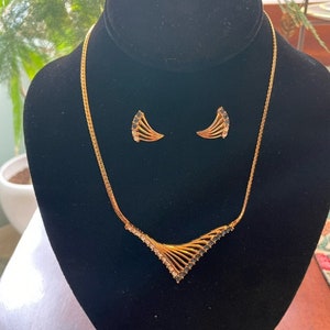 Collier et boucles d'oreilles percées en strass doré VENDOME des années 1970