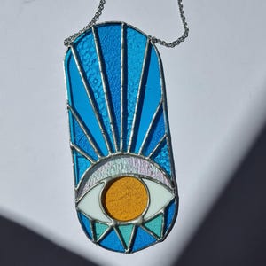 Atrapasol de vidrio de colores con forma de mal de ojo