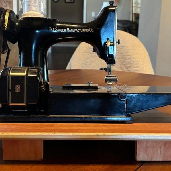 Mesa inclinable para máquina de coser: para máquinas de coser de peso pluma o unidades más pequeñas