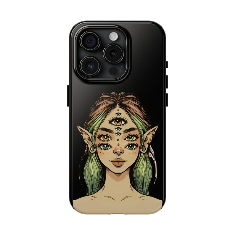 Op de afbeelding: Zwarte telefoonhoes met een kleurrijke illustratie van een persoon met meerdere ogen en groen haar.