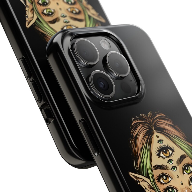 Op de afbeelding: Zwarte telefoonhoes met een afbeelding van een persoon met groen haar en meerdere ogen. De hoes heeft een zwarte camera-uitstulping met drie lenzen.