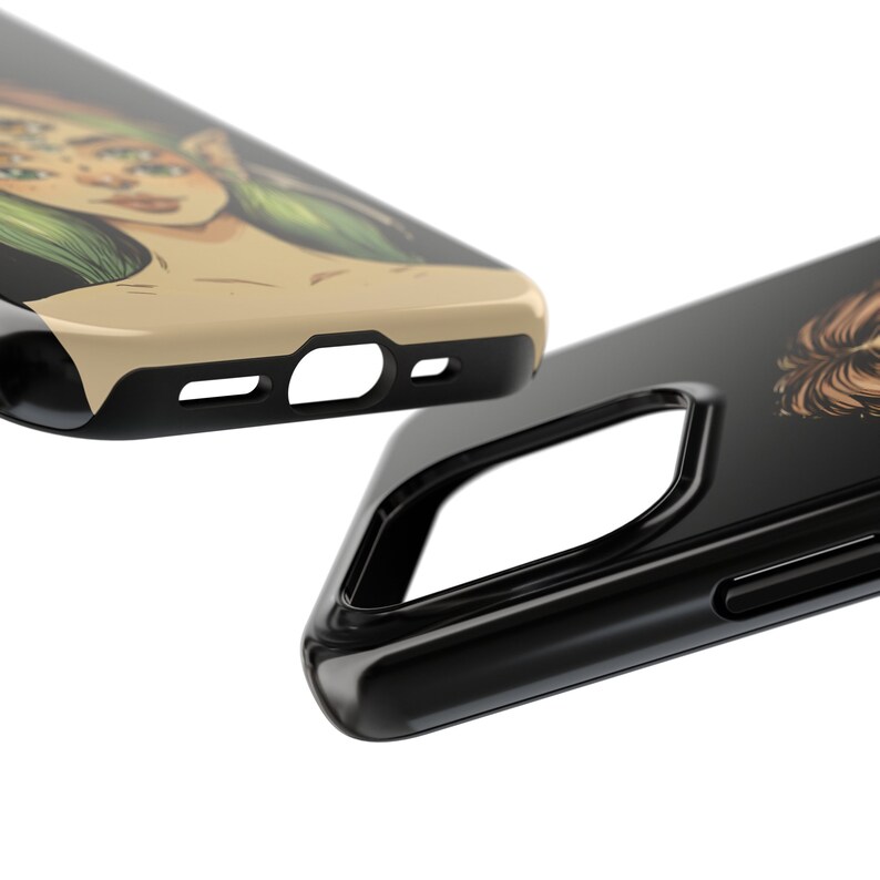 Op de afbeelding: Twee zwarte telefoonhoesjes met verschillende ontwerpen. Een hoesje heeft een kleurrijke illustratie van een vrouw met groen haar en ogen. Het andere hoesje heeft een zwart-witte illustratie van een gezicht.
