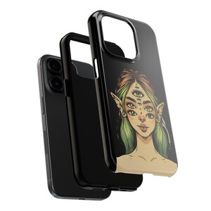 Op de afbeelding: Zwarte telefoonhoes met een kleurrijke illustratie van een persoon met meerdere ogen en elfenoren. De illustratie is op een zwarte achtergrond.