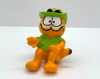 Vintage 1981 Sitting Garfield Cat PVC Mini Figure, Wearing Safari Shirt & Hat