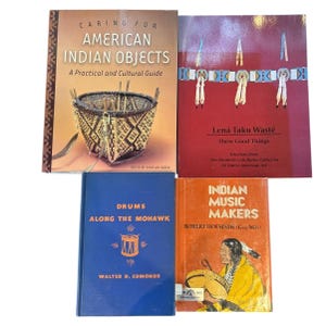 Könnte beinhalten: Vier Bücher über die indianische Kultur. Titel sind "Caring for American Indian Objects", "Lená Taku Wasté", "Drums Along the Mohawk" und "Indian Music Makers". Die Bücher zeigen Bilder indianischer Kunst und kultureller Objekte.