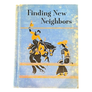 Op de afbeelding: Vintage boekomslag getiteld "Finding New Neighbors". De omslag bevat illustraties van cowboys, een die op een paard rijdt en een ander die op een hek zit. De achtergrond is lichtblauw met horizontale lijnen.