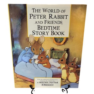 Puede incluir: Un libro infantil vintage titulado "The World of Peter Rabbit and Friends Bedtime Story Book". La portada presenta ilustraciones de conejos en un dormitorio, con texto en la parte superior e inferior.